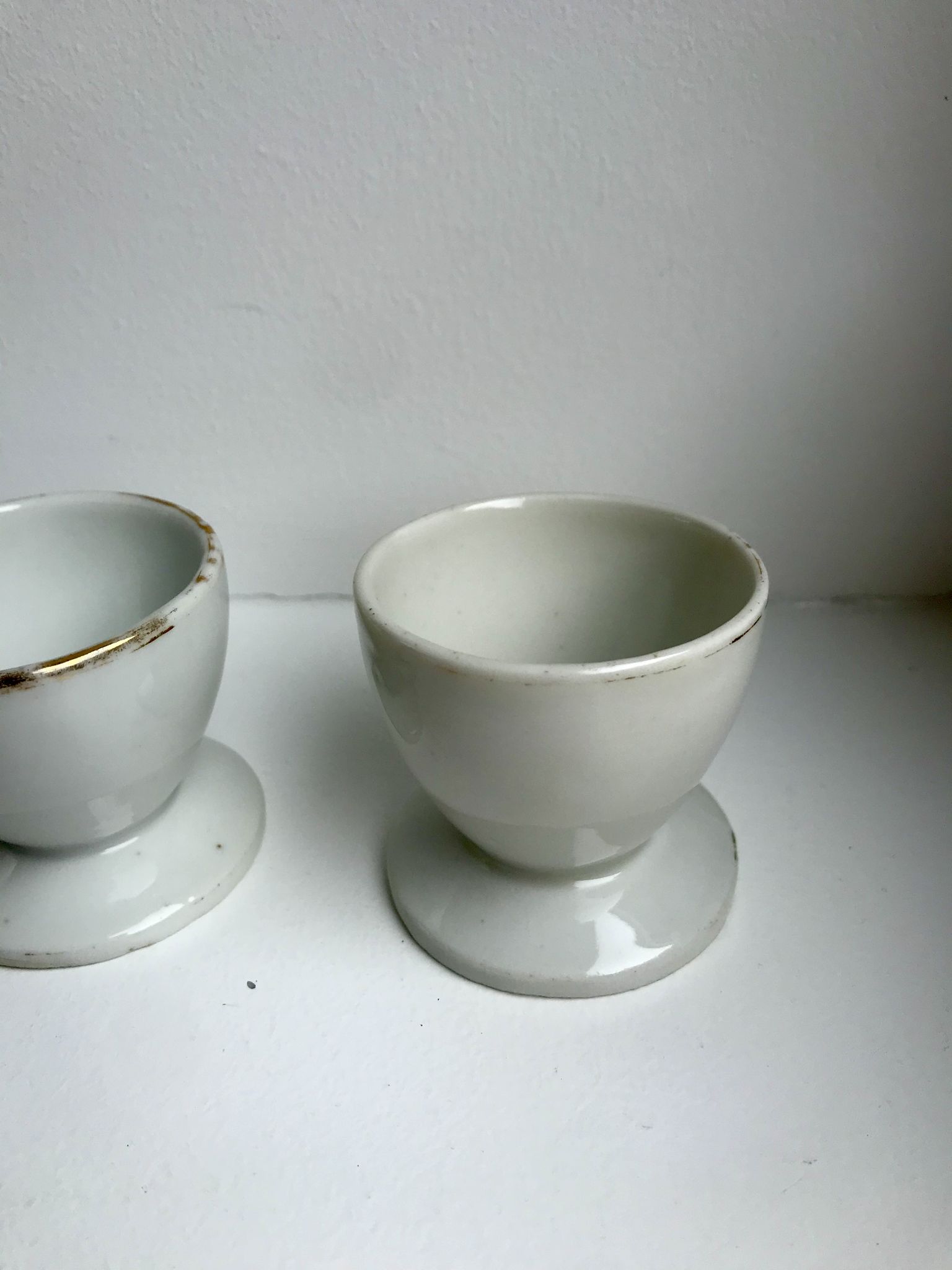 Trio de coquetiers blancs liseré doré années 50