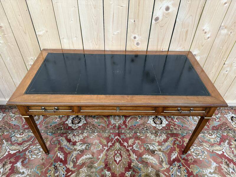 Bureau plat de style Louis XVI en merisier et cuir noir
