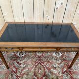 Bureau plat de style Louis XVI en merisier et cuir noir