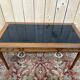 Bureau plat de style Louis XVI en merisier et cuir noir