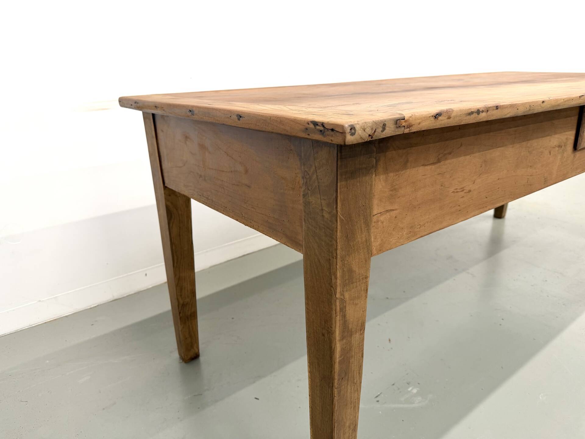 Solid walnut table - Tapered legs