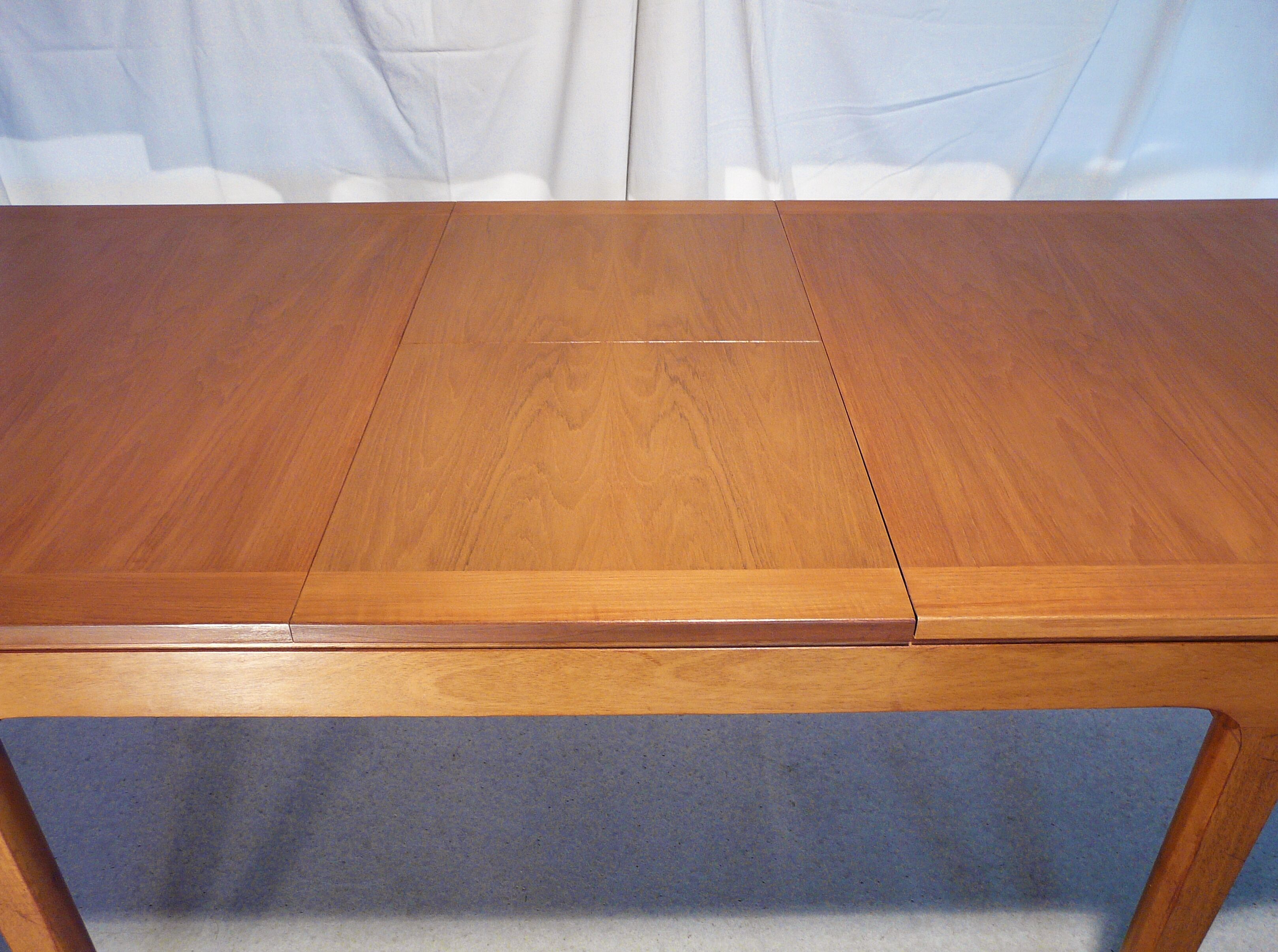 Scandinavian extendable rectangular table in blond teak