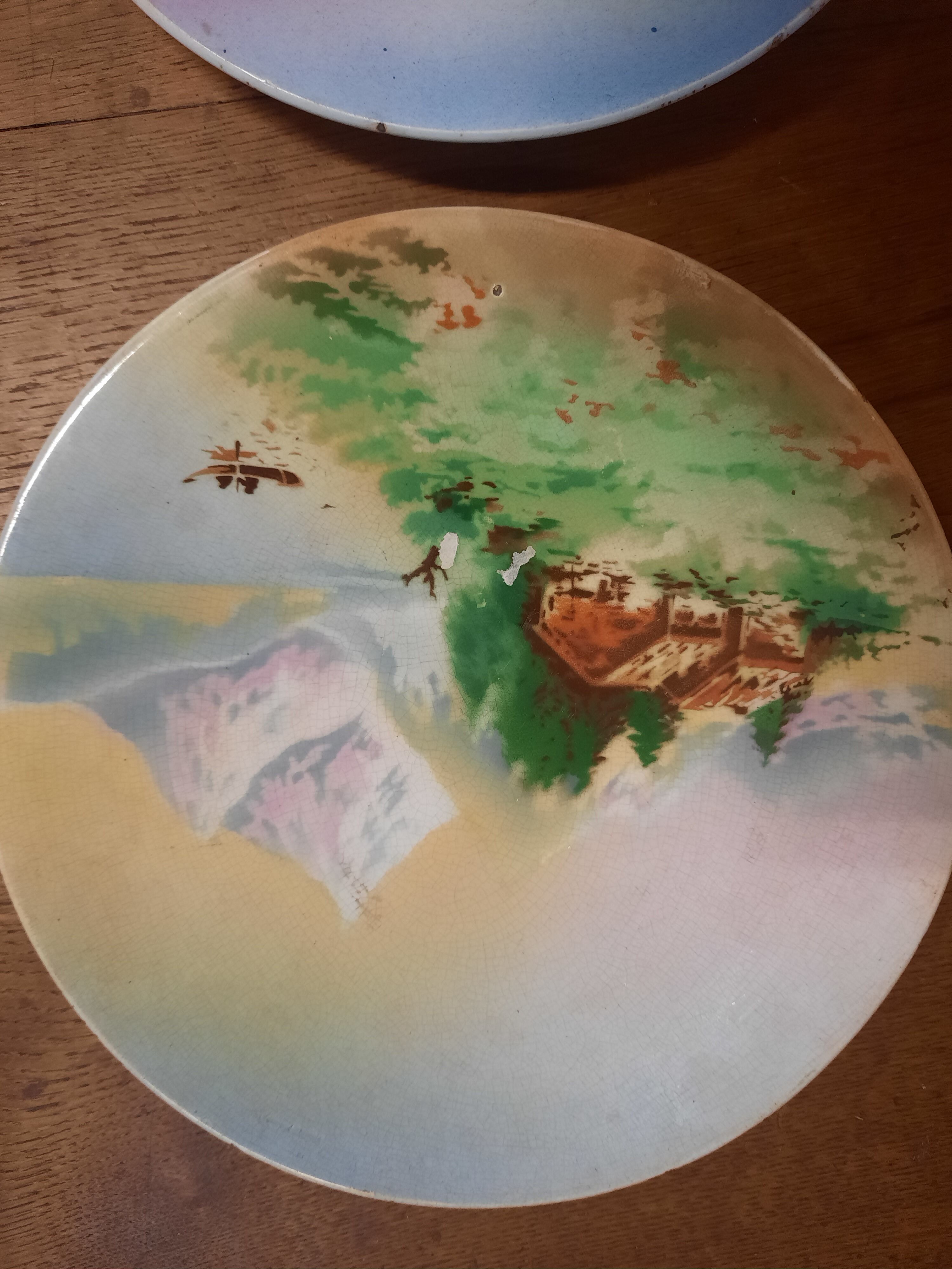 Deux assiettes murales