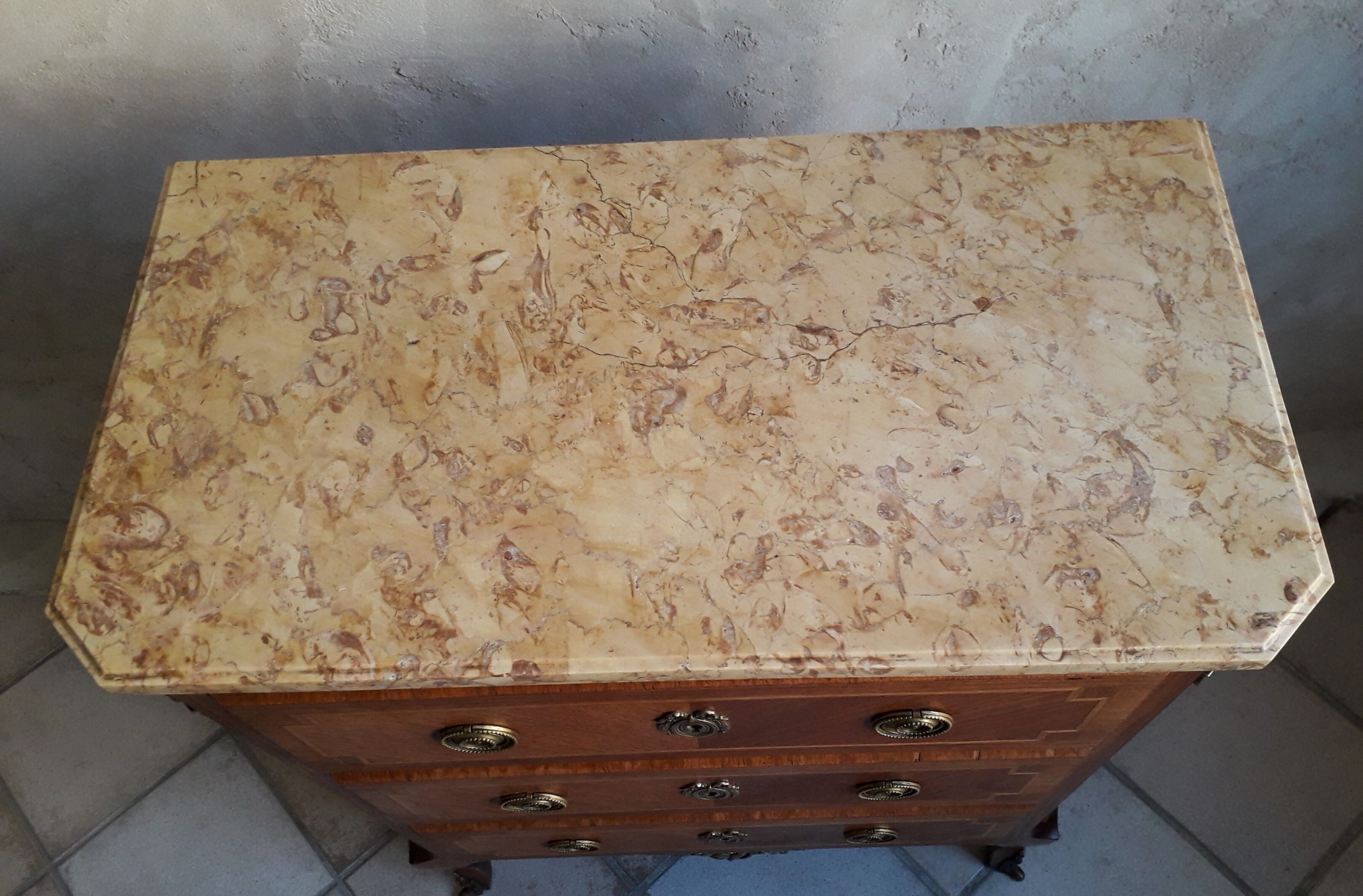 Commode style Louis XVI garnitures en bronze