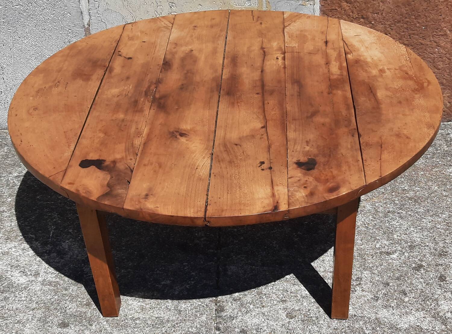 Folding coffee table.