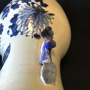 Vase balustre en porcelaine blanc bleu sous couverte céladon XIXe