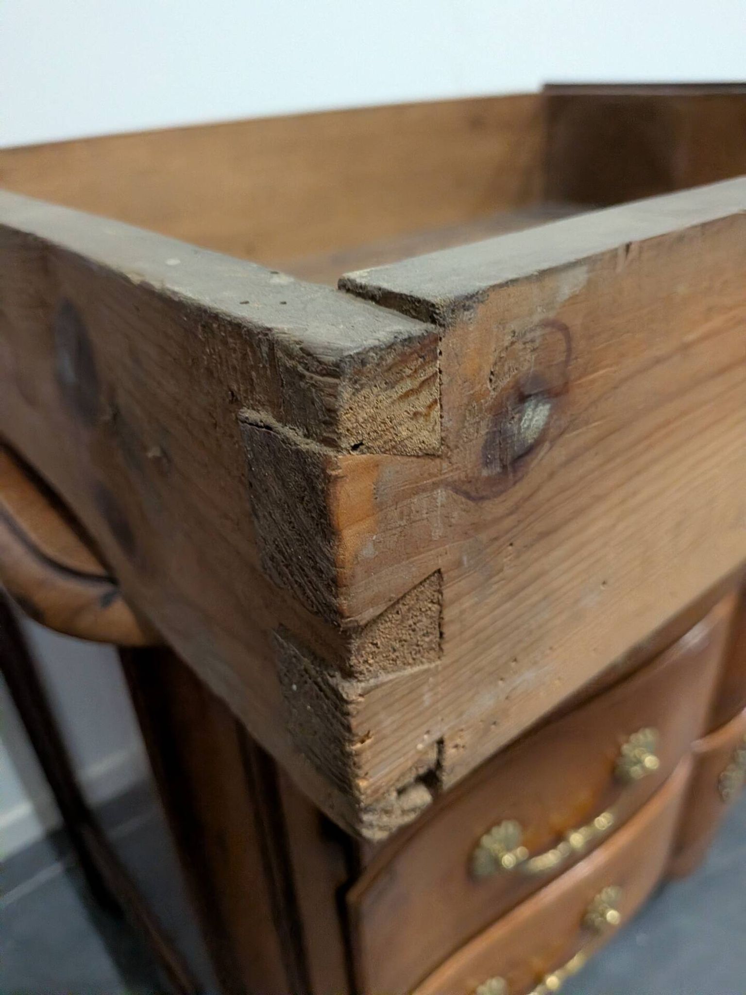 Bureau scriban en tombeau à vitrine, orme massif, XVIIIe