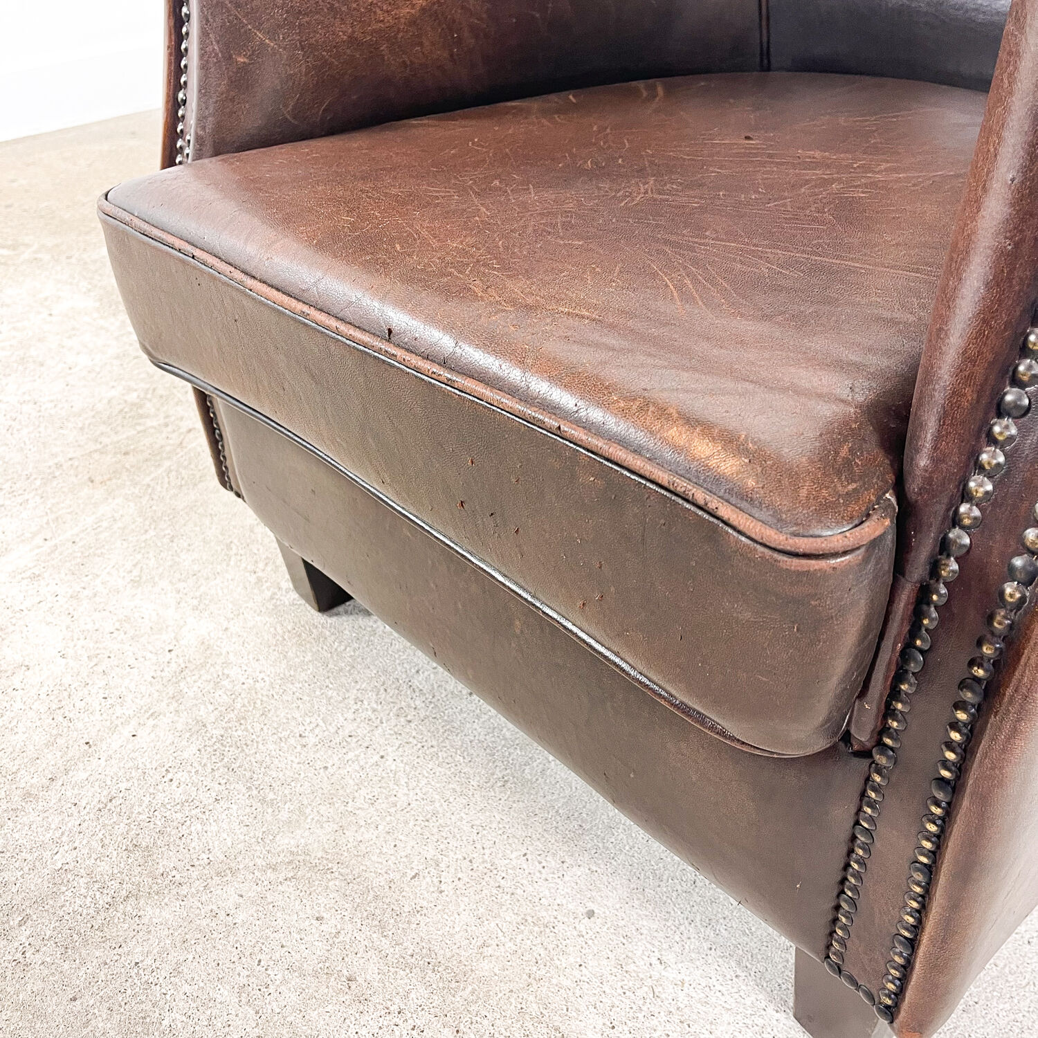 Vintage dark brown sheep leather clubchair rijsbergen