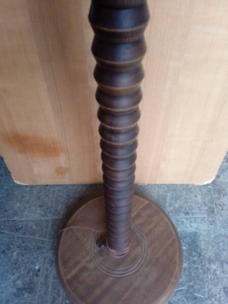 Lampadaire bois brutaliste vintage 1970