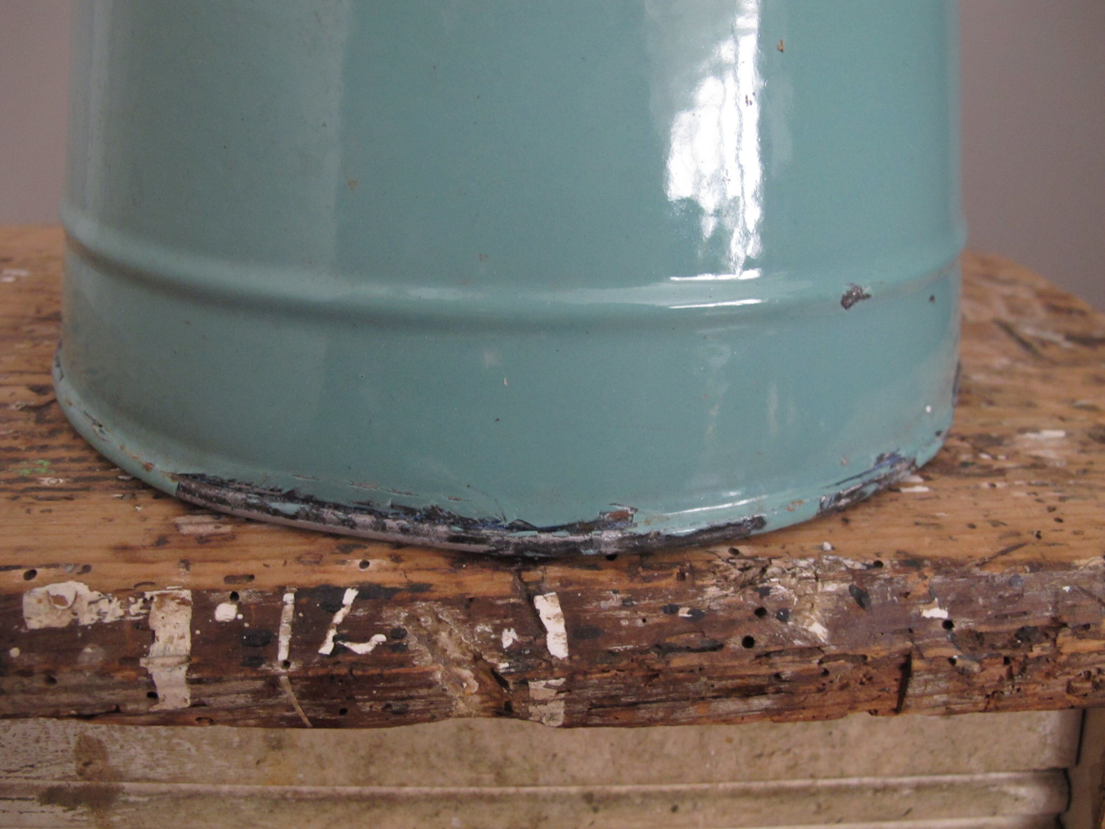 Grand broc in metal emaillé