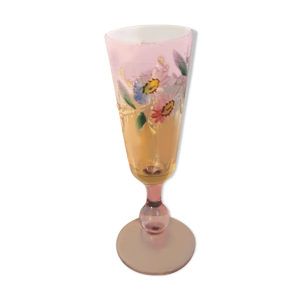 Verre à liqueur rose