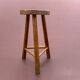 Tabouret tripode en bois massif