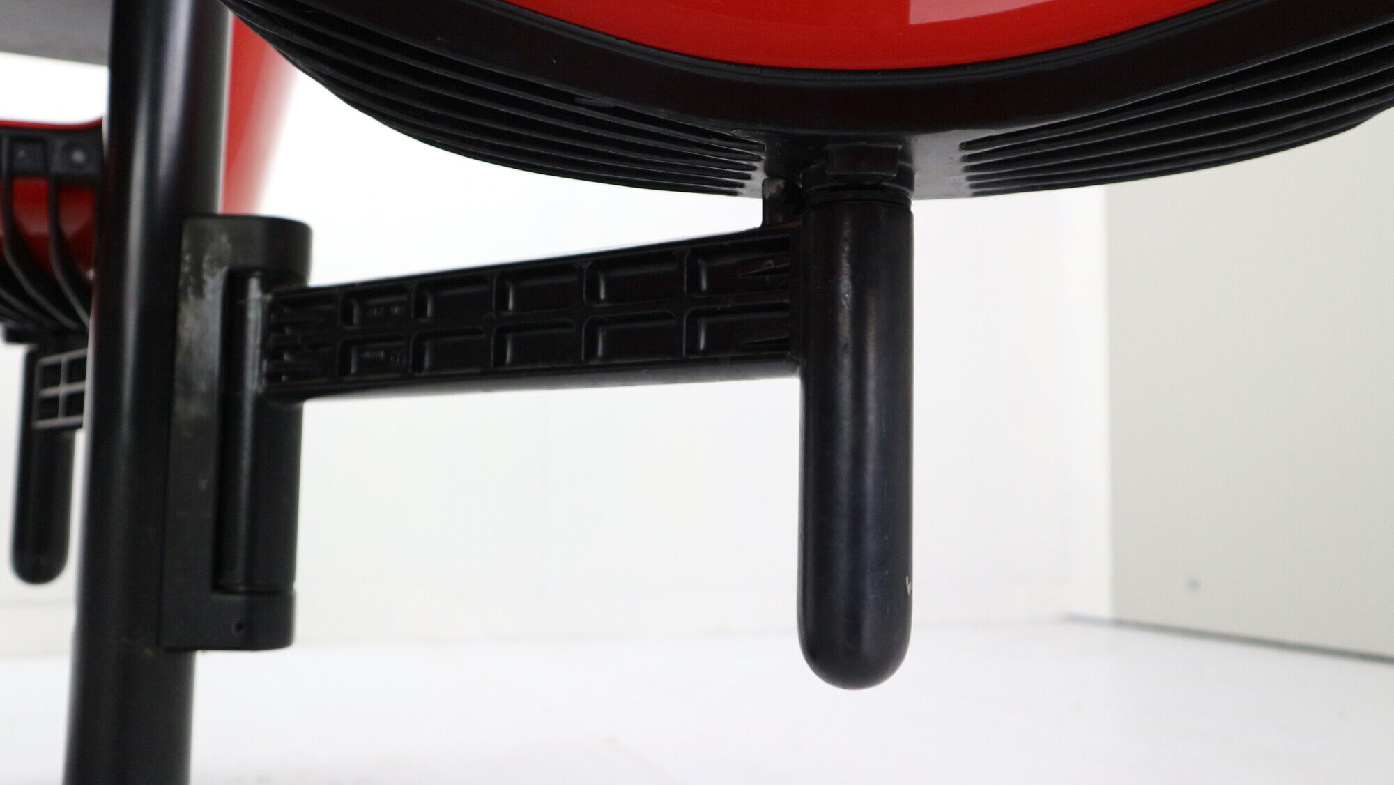 Osvaldo Borsani contemporary table and 4 build in chairs for Tecno, 1970s
