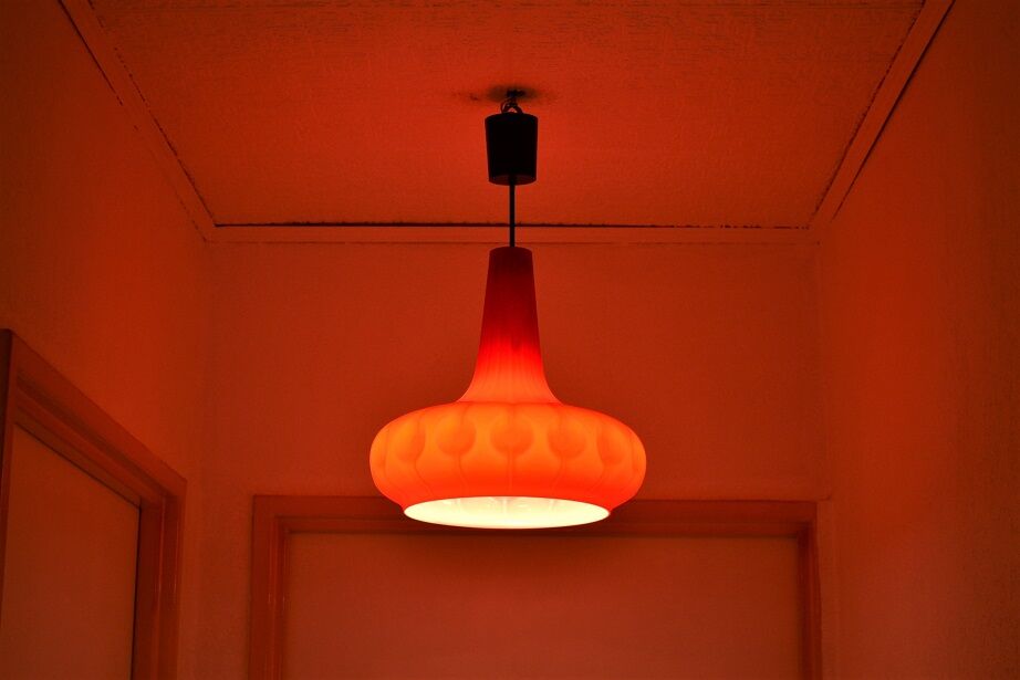 Suspension Putzler en opaline rouge vintage 1970s