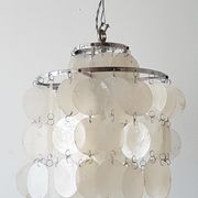 Lustre en nacre édition 1960 vintage (8 lustres disponibles!)
