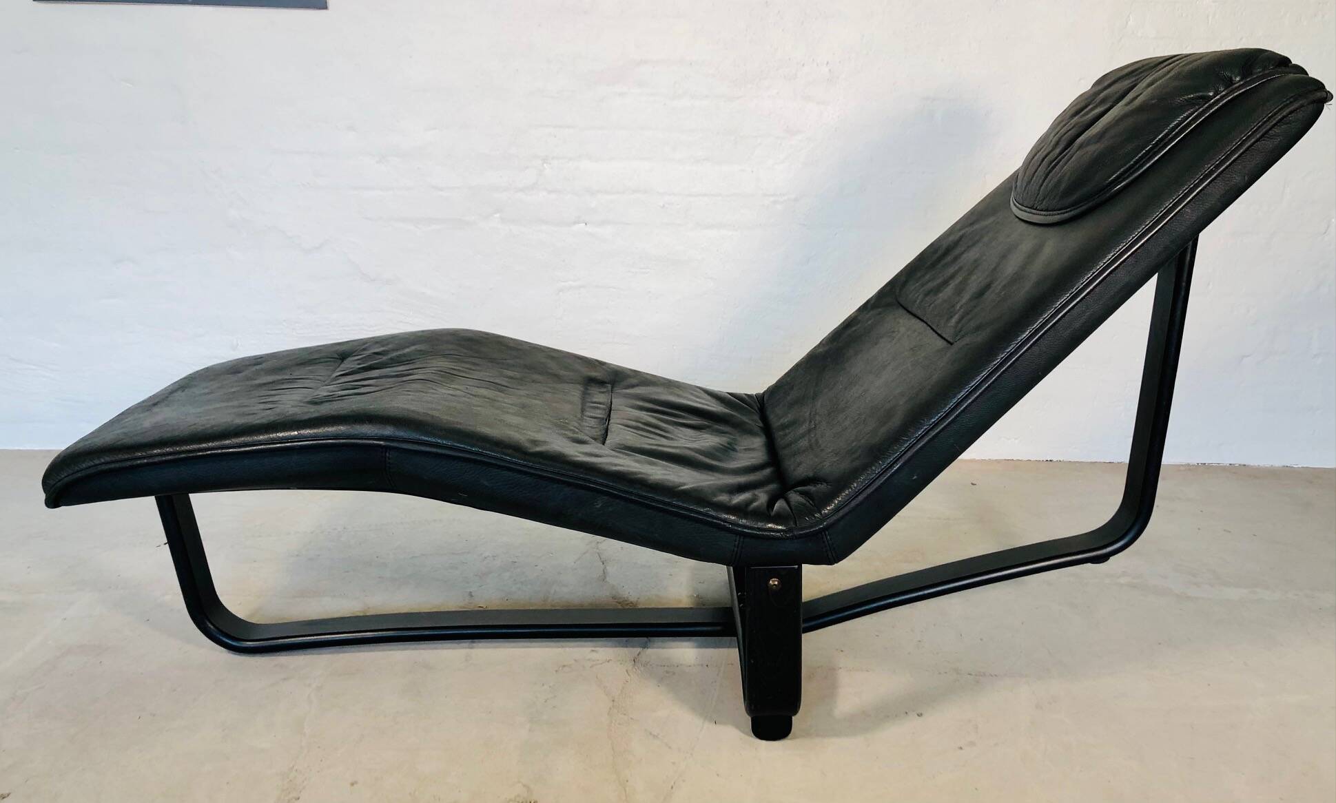 VINTAGE MID-CENTURY BLACK LEATHER CHAISE LOUNGE BY INGMAR RELLING