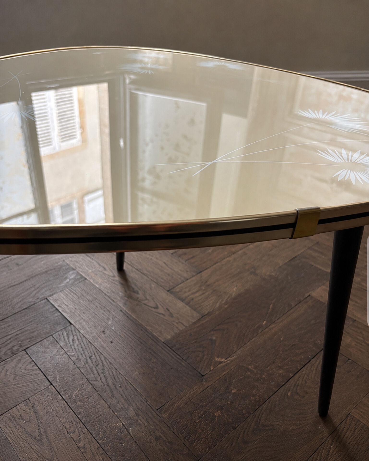 Tripod coffee table with floral design from the 1950s in brass metal and decorative top.