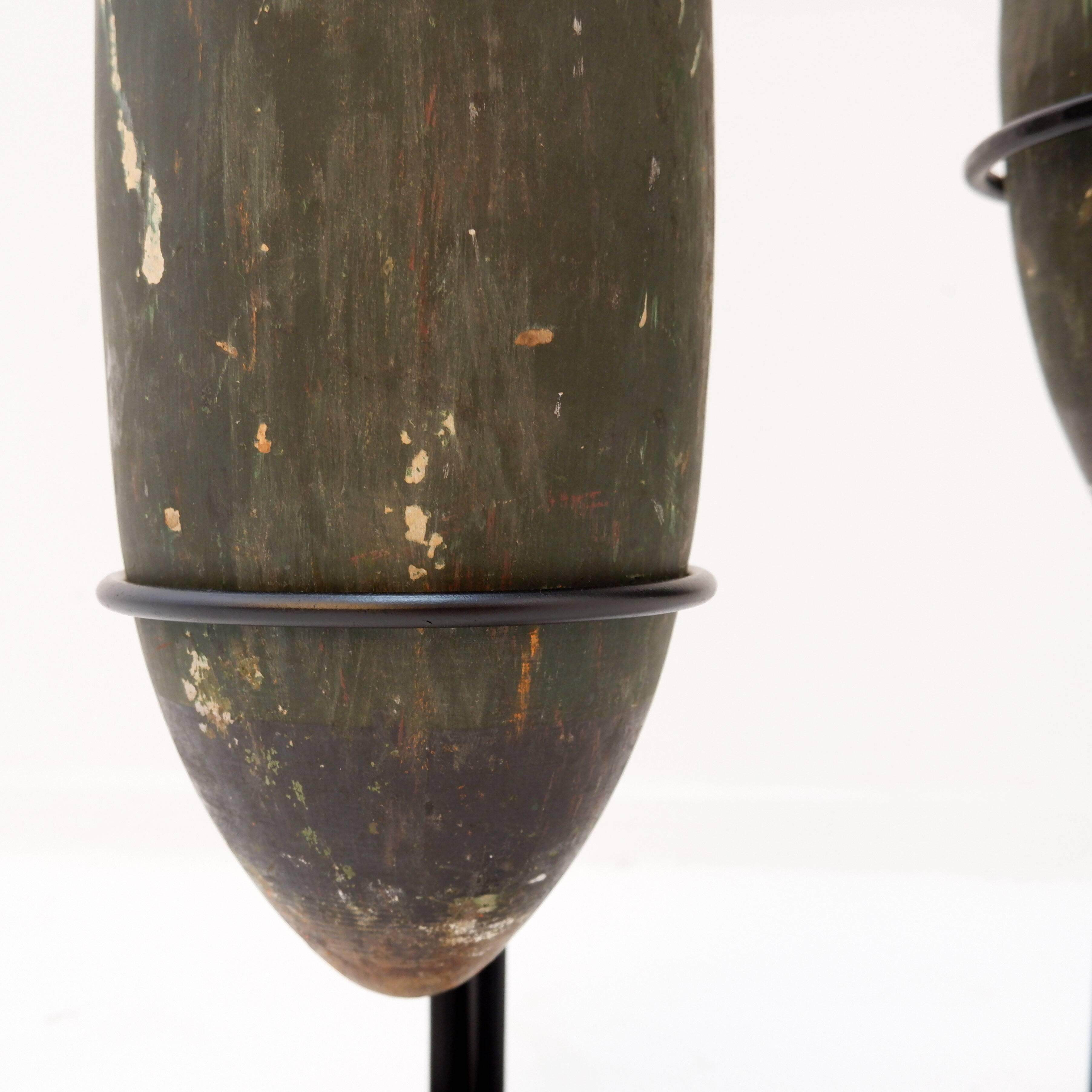 Paire de grandes quilles d'exercice en bois sur socle début du 20ème siècle