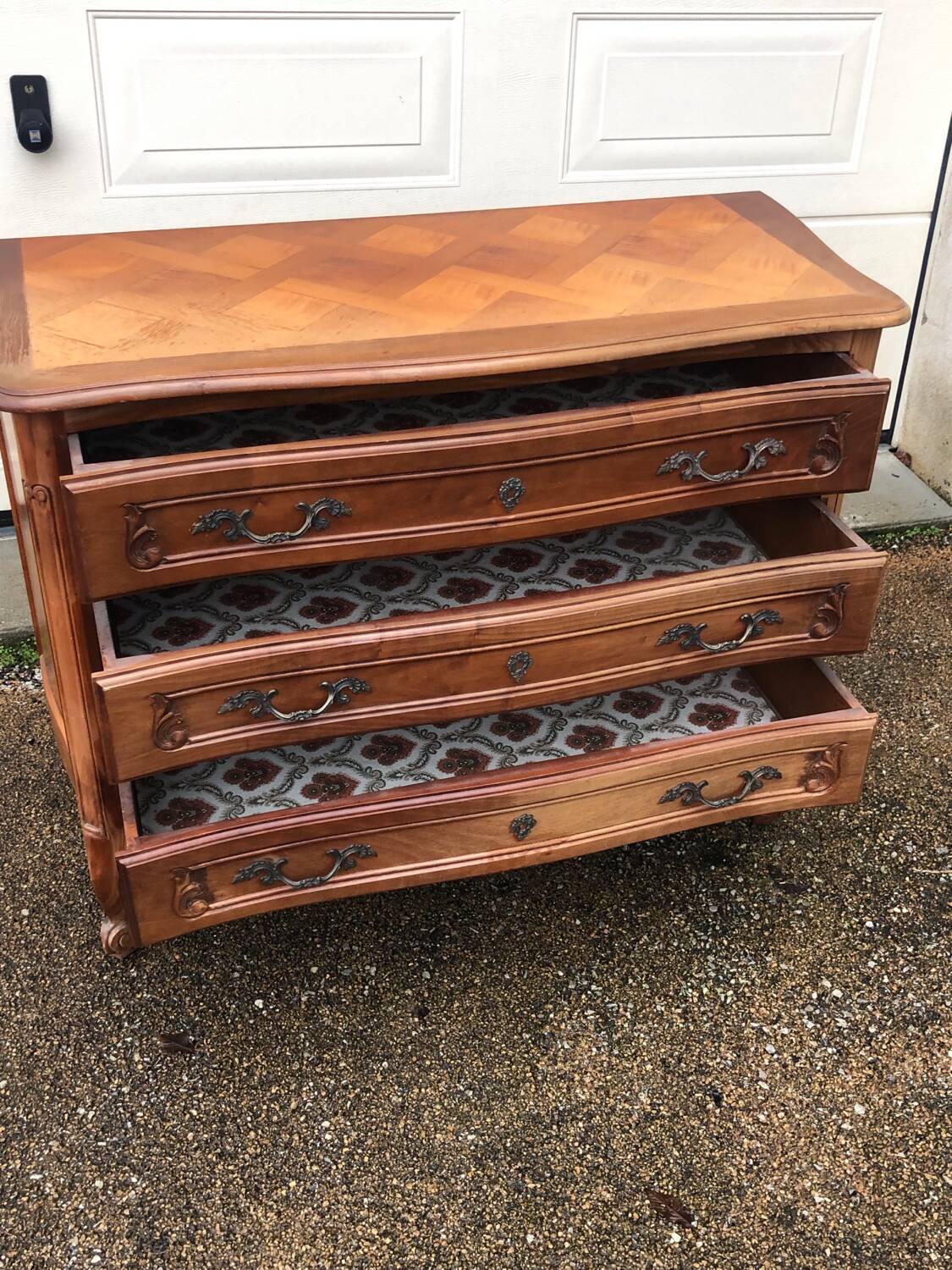 Commode noyer 3 tiroirs et laiton de style
