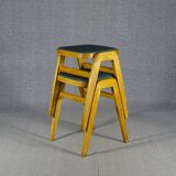 2 tabourets mid-century à pieds compas, vers 1950 skaï vert et  hêtre  blond