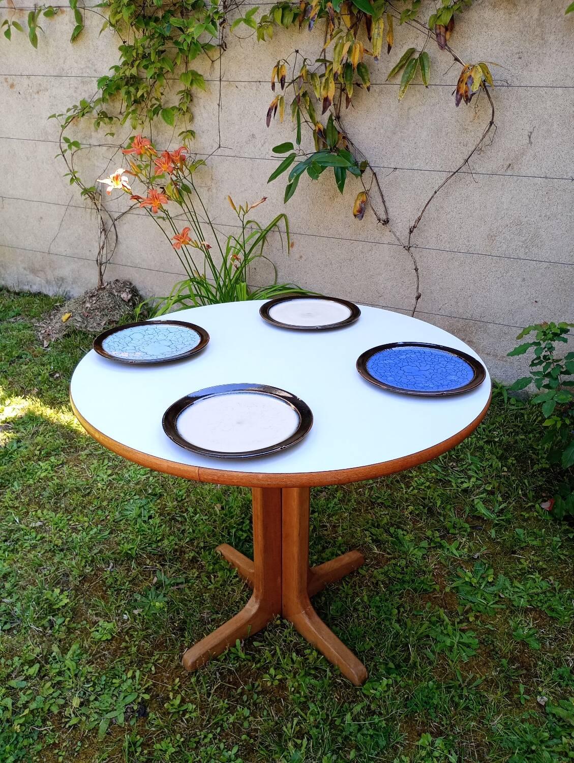 Round table in white formica and wood