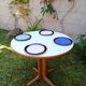 Table ronde en formica blanc et bois