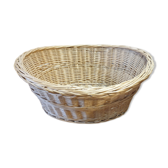 Oval wicker basket