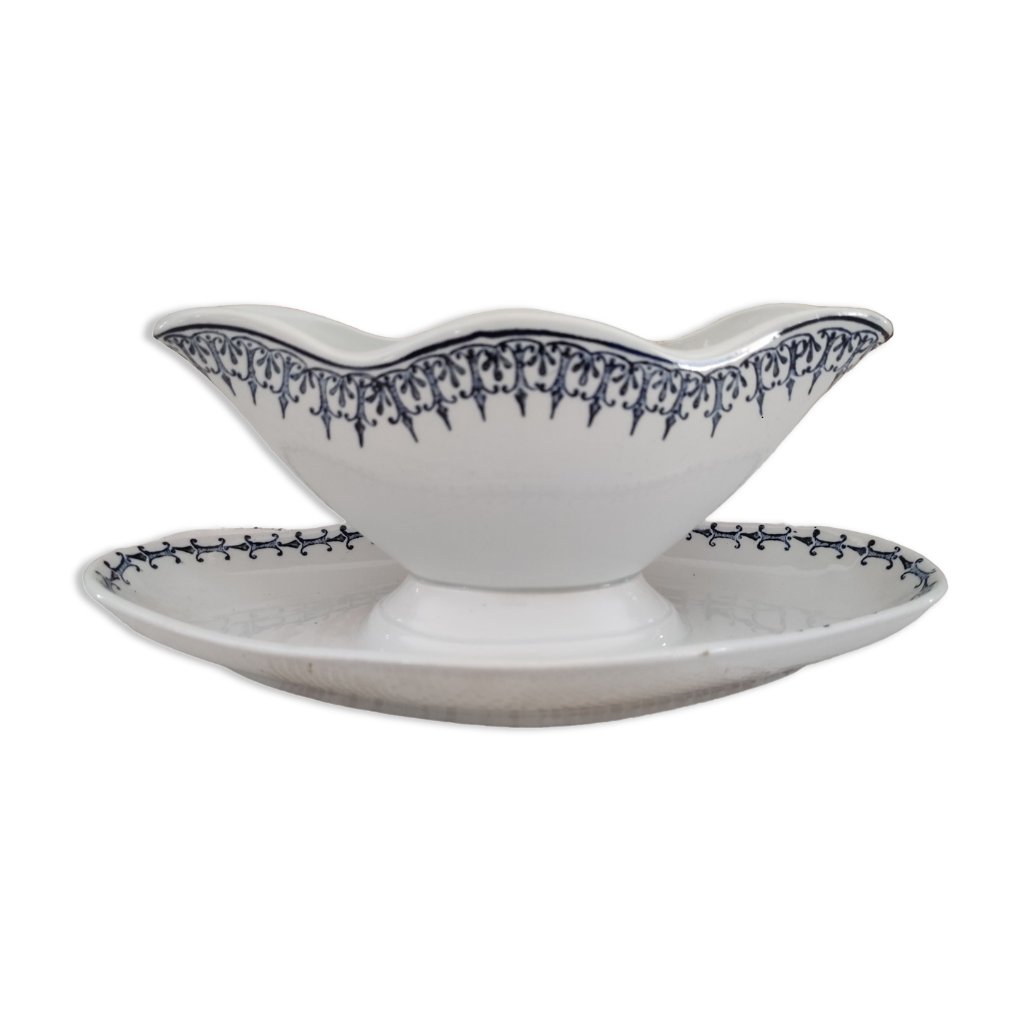 Saucière sur dormant Saint-Amand decoration frieze arabesques bleues