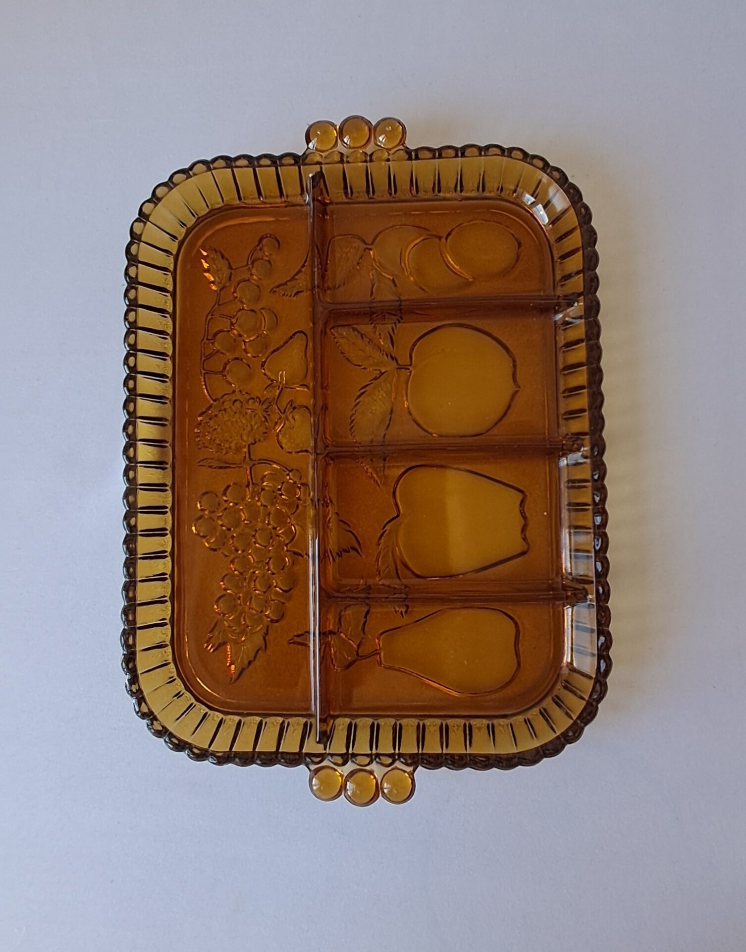 Plateau à compartiments. Verre ambré.  Années 70