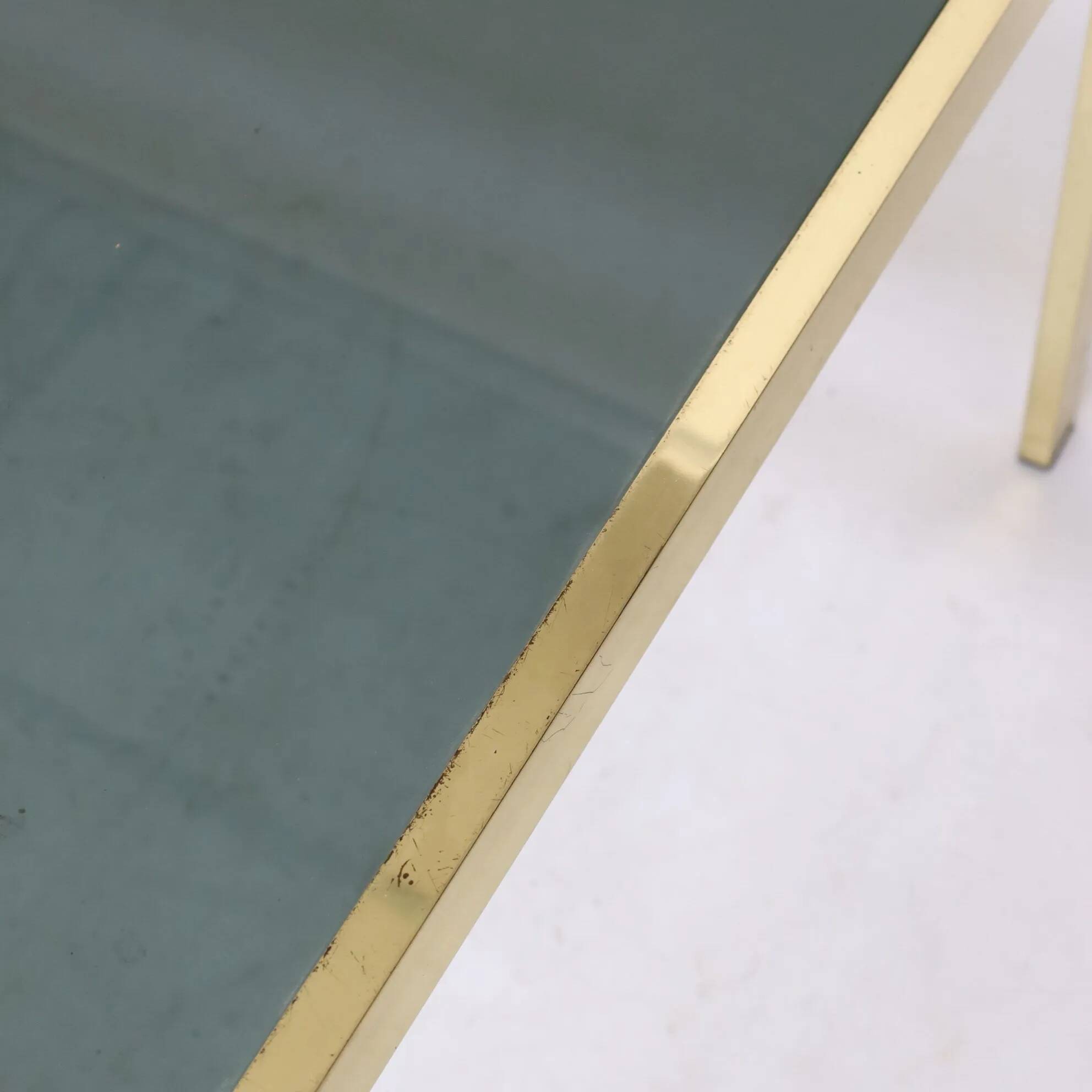 Table basse en verre et métal doré