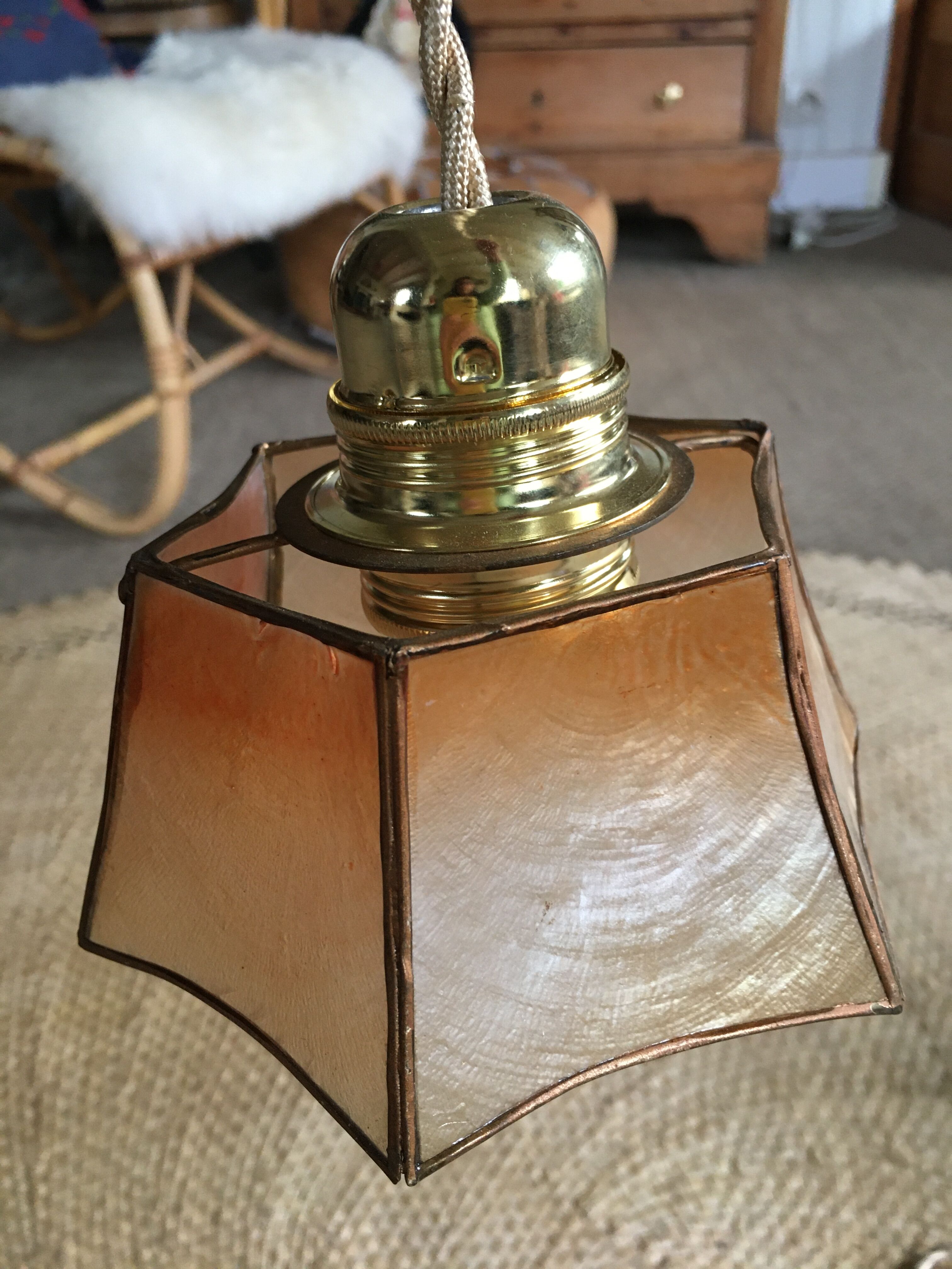 Mother-of-pearl hand lamp