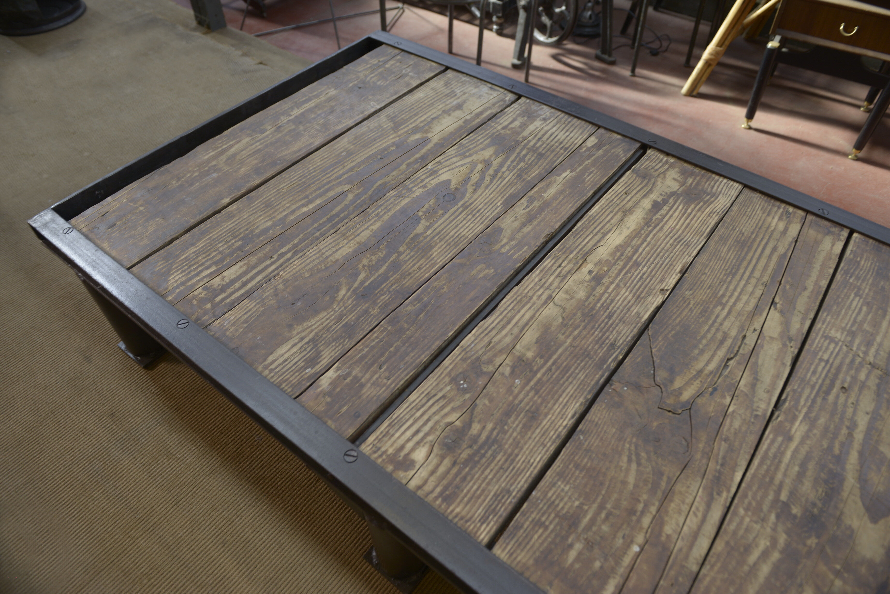 Table basse industrielle en métal et sapin 1950
