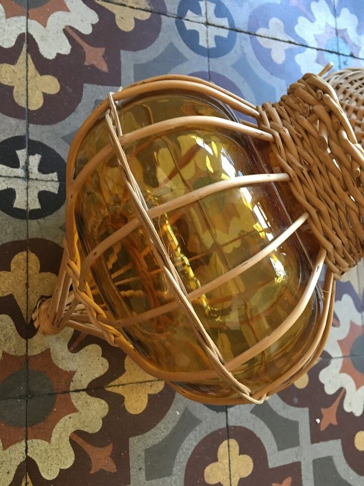Suspension in wicker and amber glass