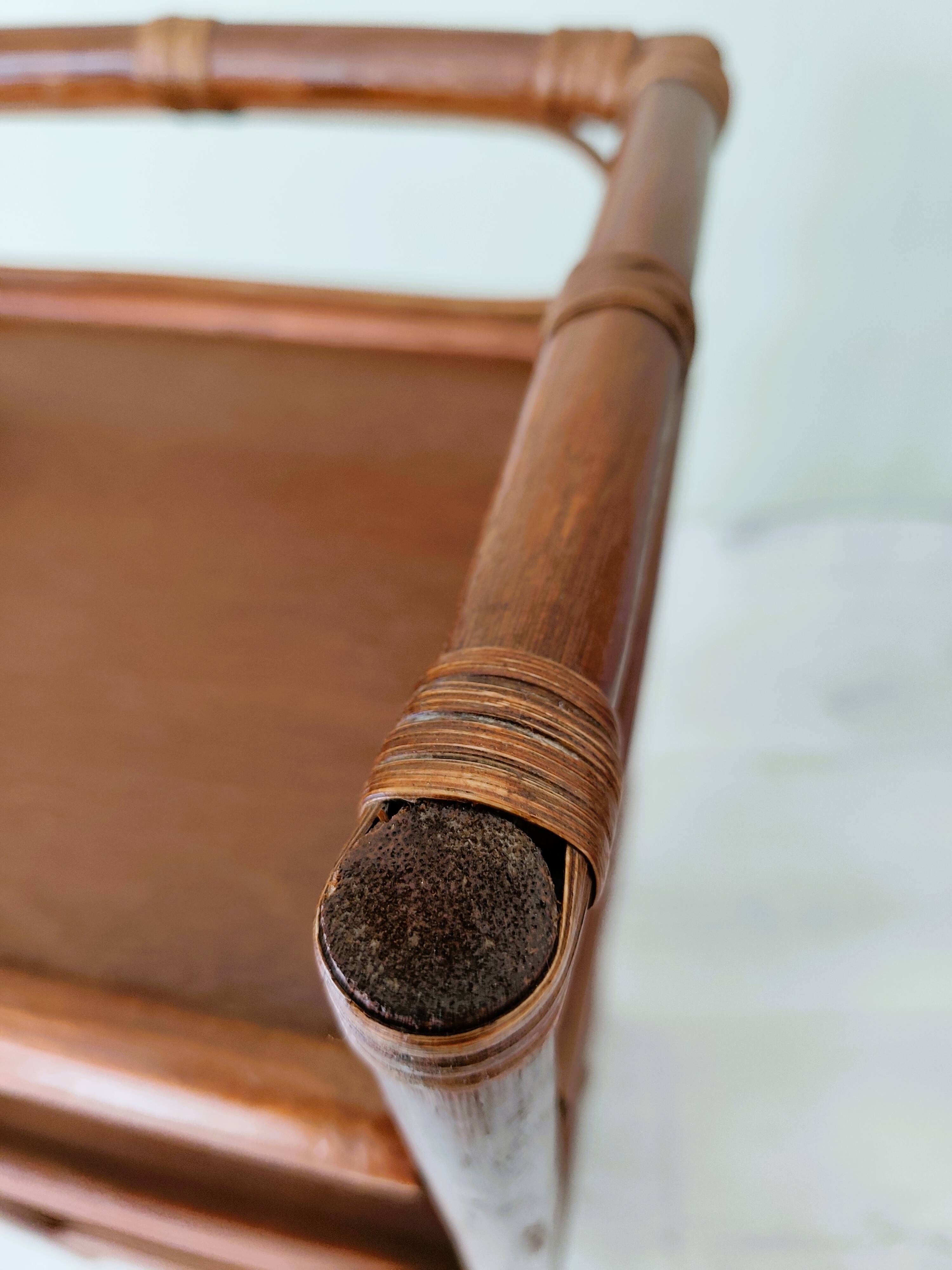 Petite table d'appoint ancienne en bambou et bois