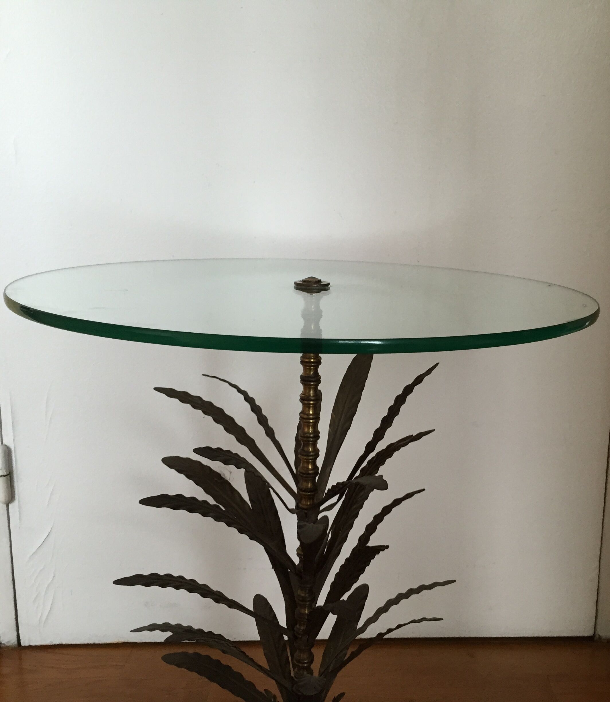 Vegetal leg table with glass top