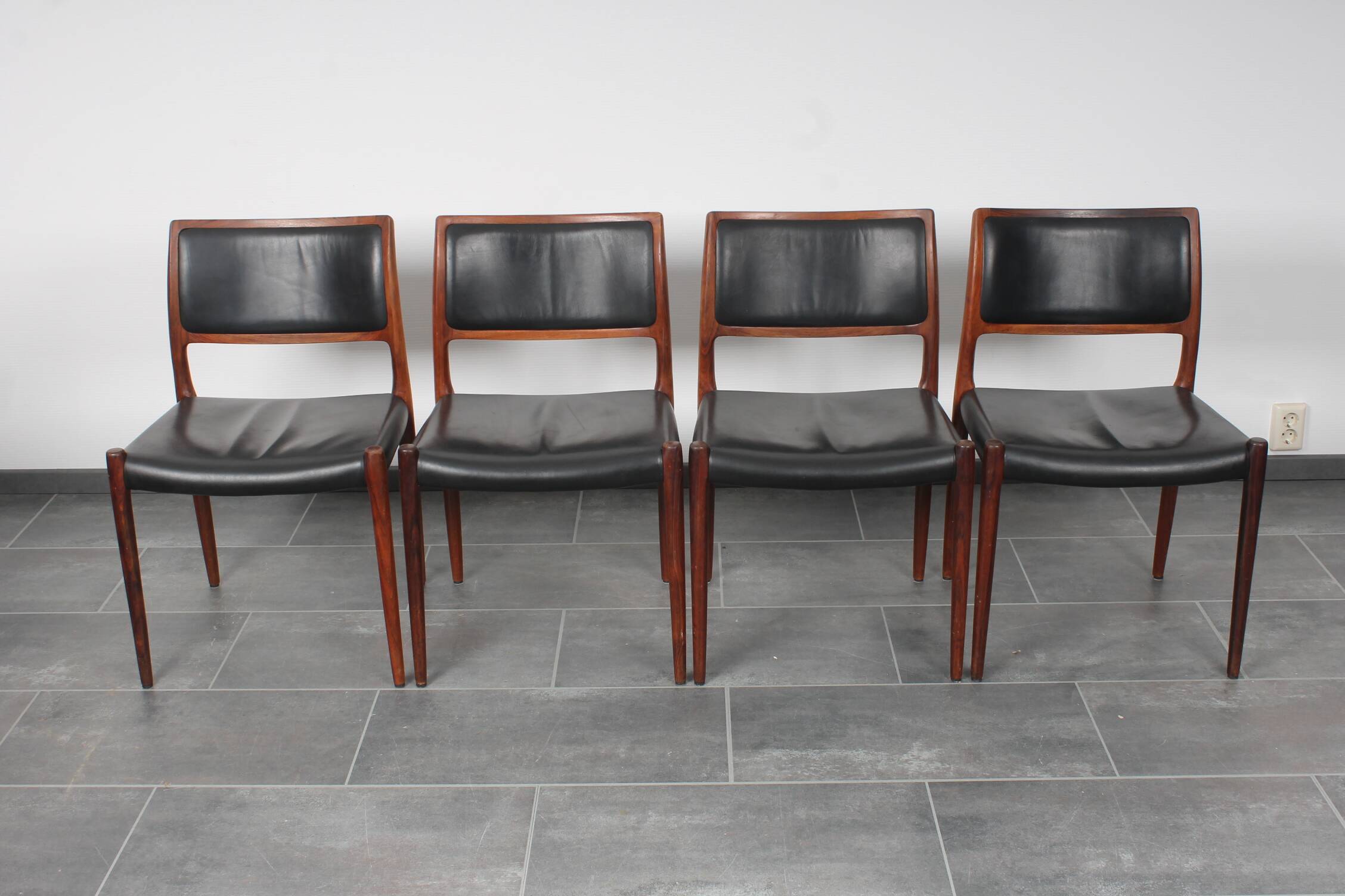 Table et chaises en palissandre Møller modèle 80 par Niels Otto (NO) Møller pour JL Møllers, années 1960, ensemble de 5.