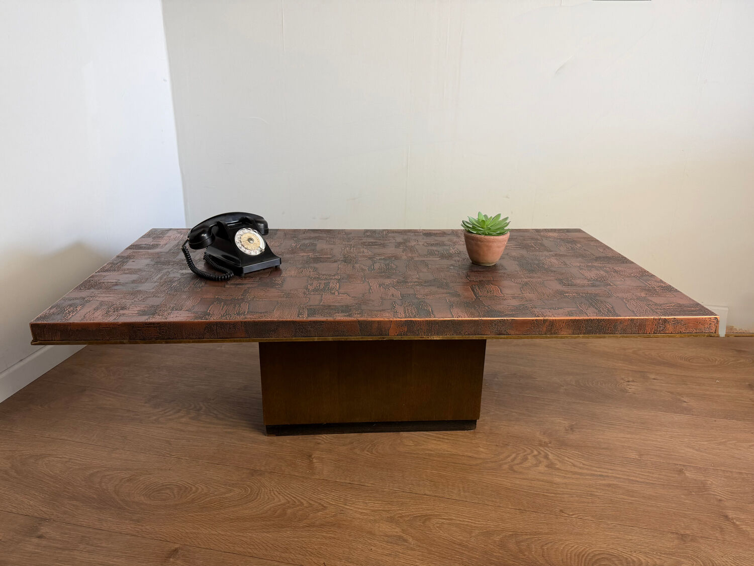 Brutalist coffee table, hammered copper 70 – in the style of H. Lilienthal.