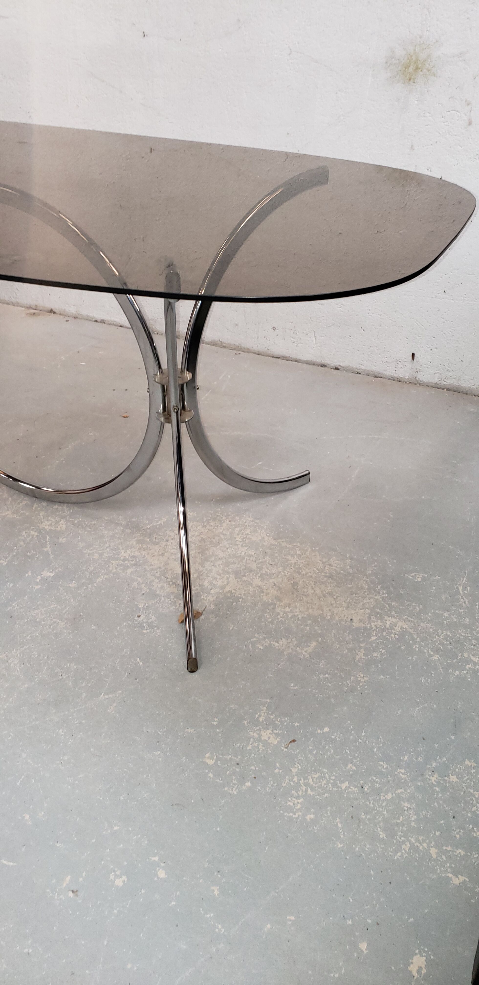 Table ovale chromée verre fumé années 70