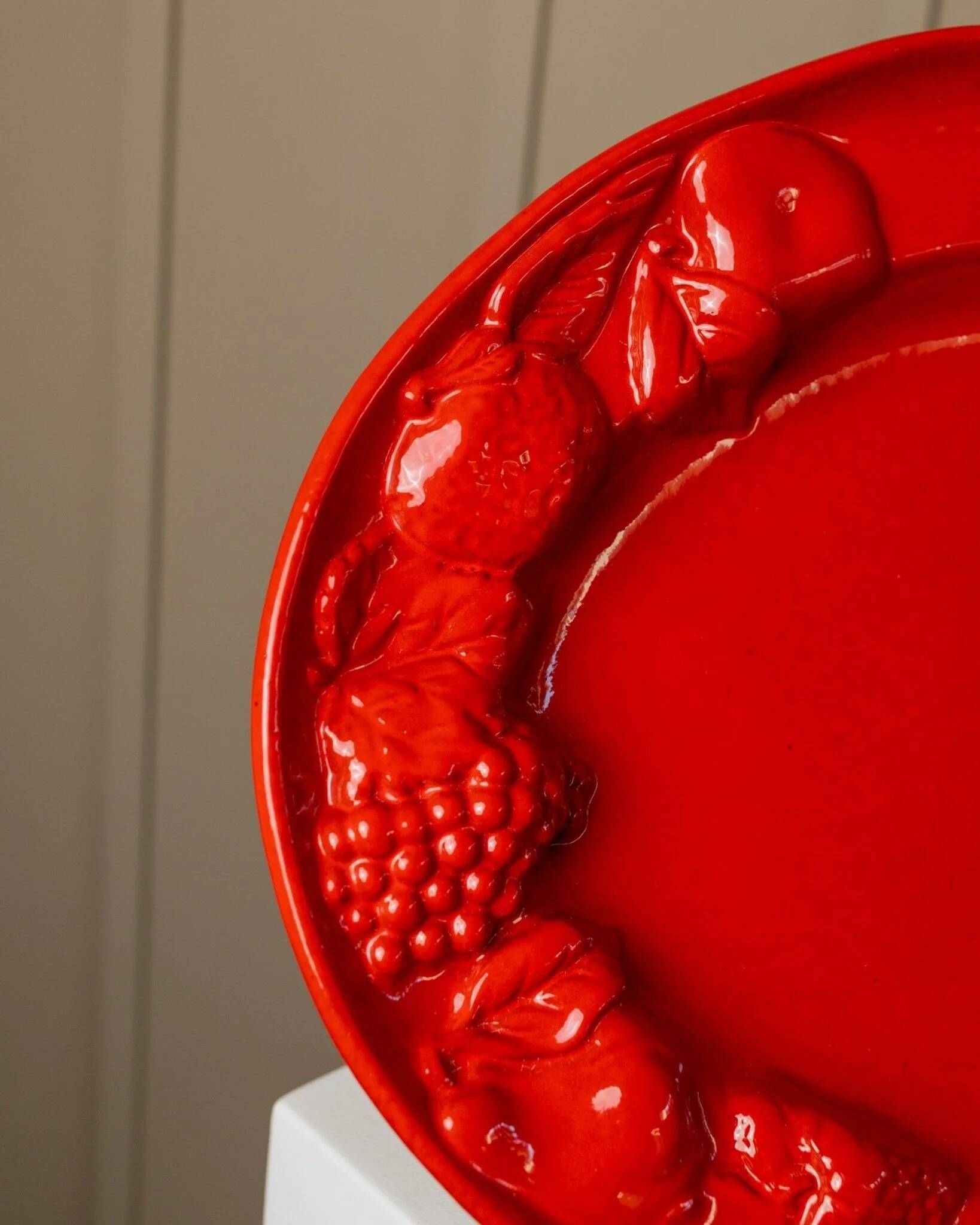 Large vintage oval ceramic platter XL from the 1980s - red glaze - fruit relief - Mid-Century design - Italy