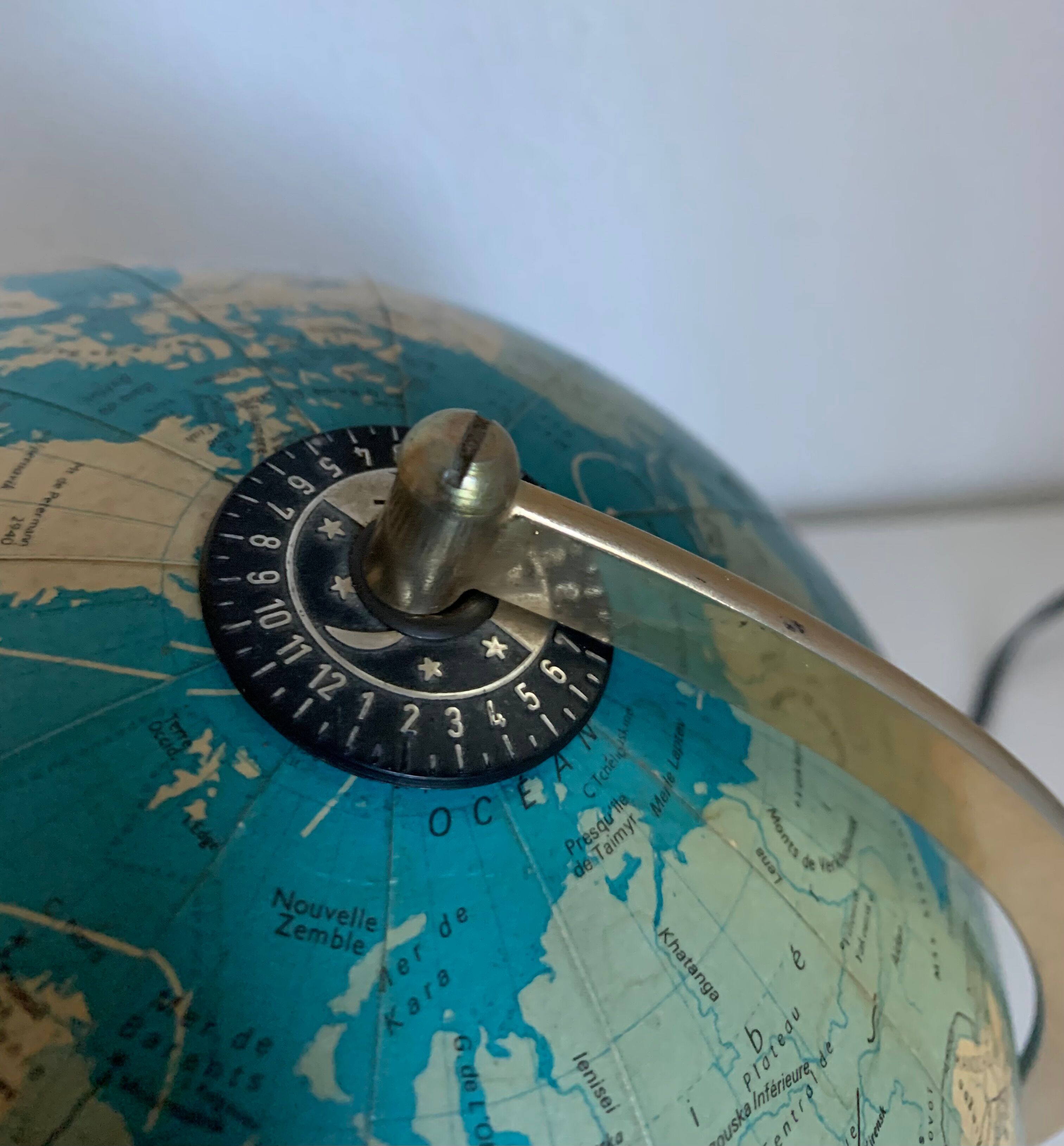Globe  vintage 1977 terrestre verre tripode doré Taride - 28 cm