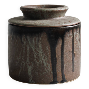 Stoneware butter dish, artisanal pottery.