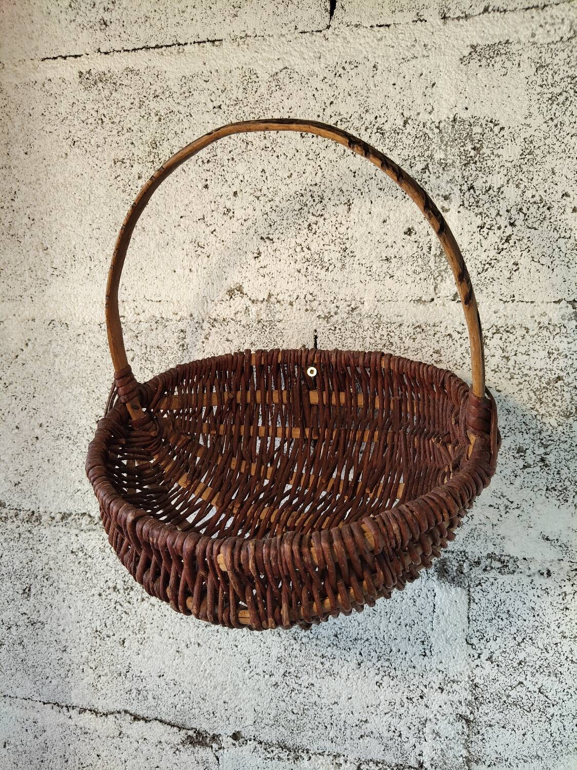 Basket of popular art in wicker – Handle carved with snakes – 20th century