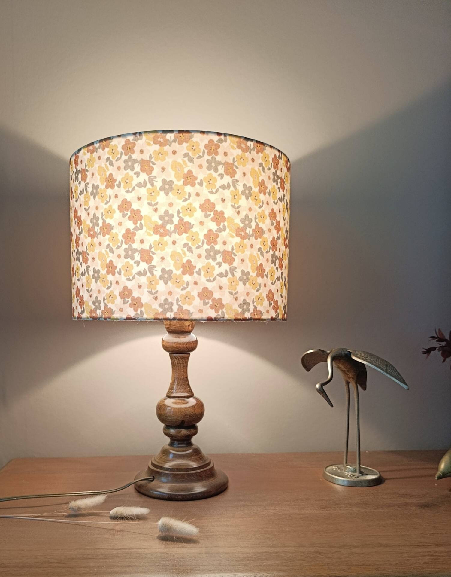 Vintage lamp | retro floral charm & turned solid wood base