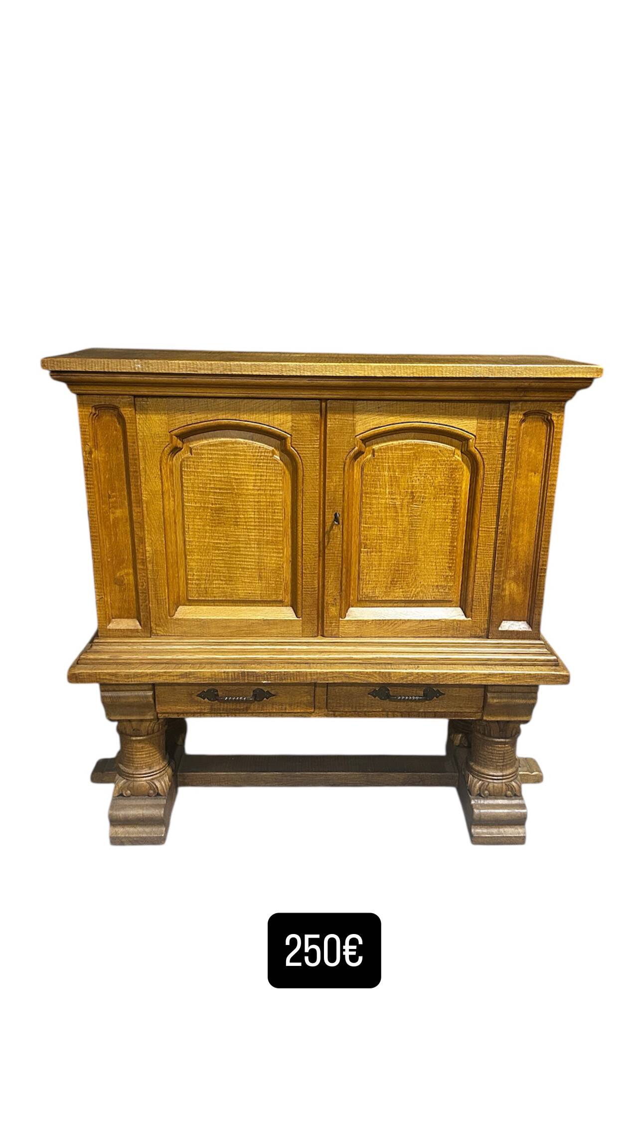 Meuble bas en chêne massif clair, 1940