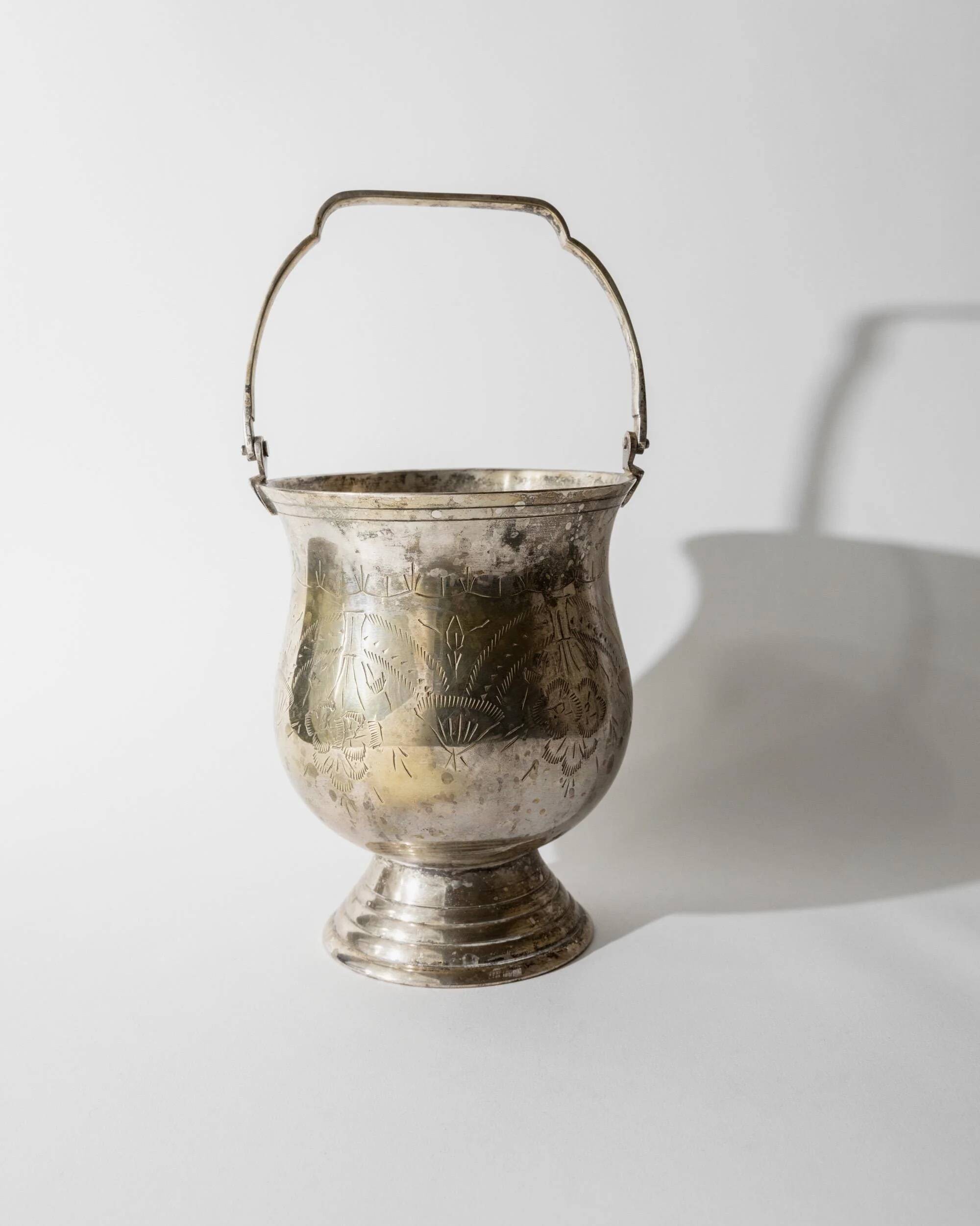Seau à glace vintage des années 1930 en laiton argenté, motif décoratif, avec pince en forme de griffe