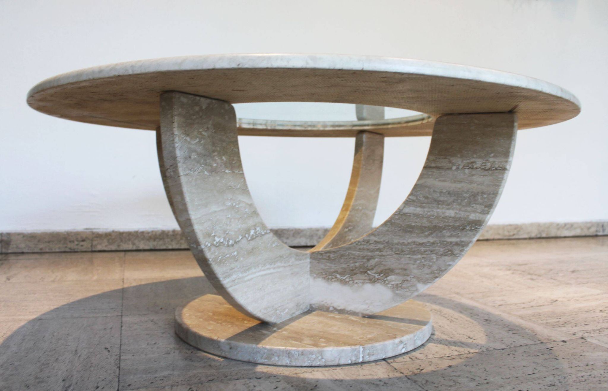 Table basse ronde travertin et vitre, Italie, 1970.