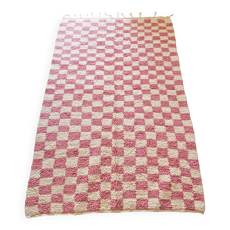 Tapis berbère Béni Ouarain à damiers rose et blanc