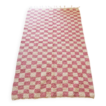 Tapis berbère Béni Ouarain à damiers rose et blanc