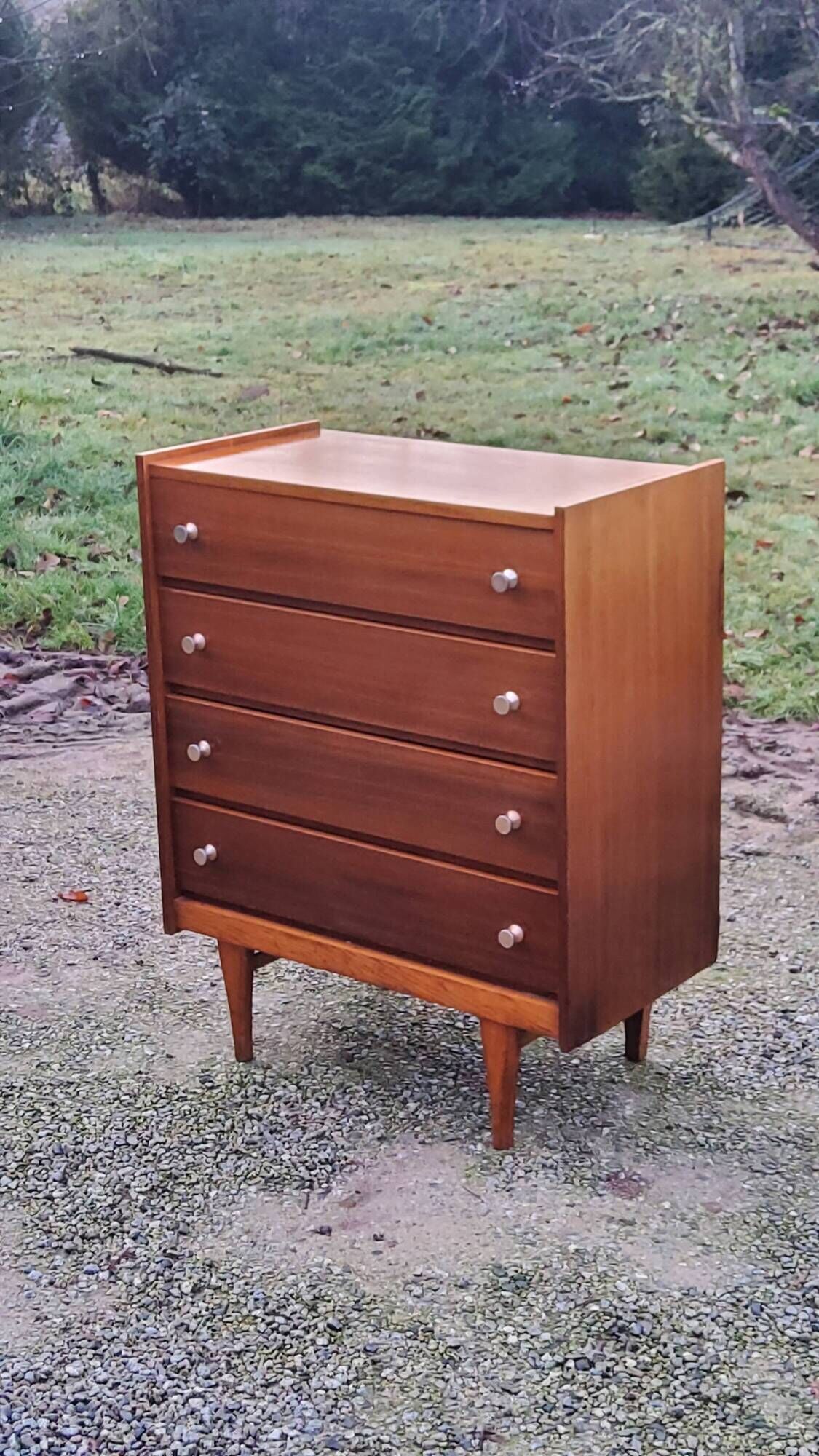 Vintage golden oak chest of drawers with 4 spindle feet from the 1950s