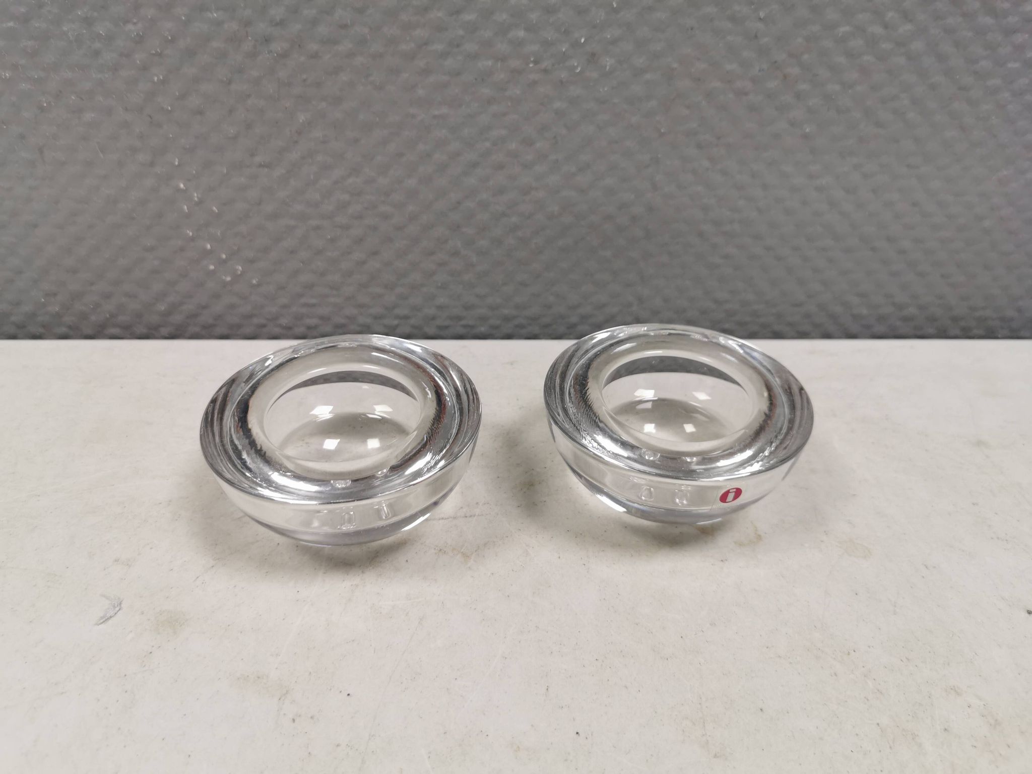 Un ensemble de bougeoirs iittala en verre transparent clair.